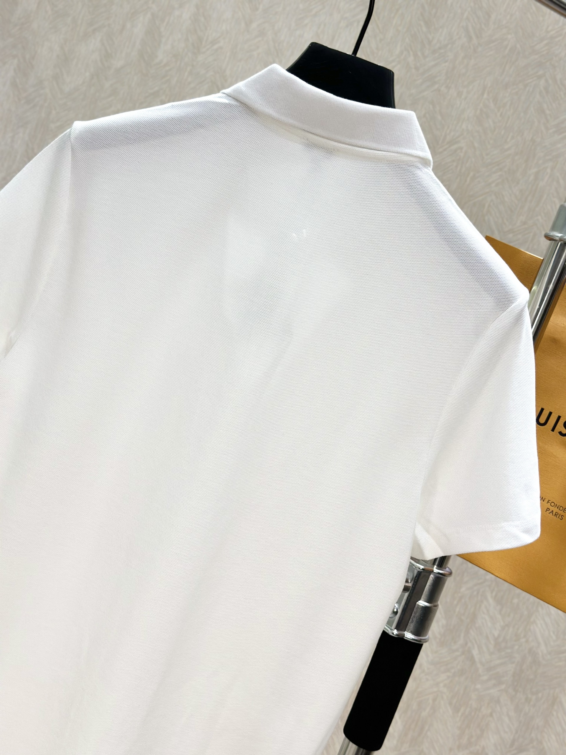 Áo polo Loewe LW trơn logo thêu cổ khuy Like Auth 1-1 on web VTN